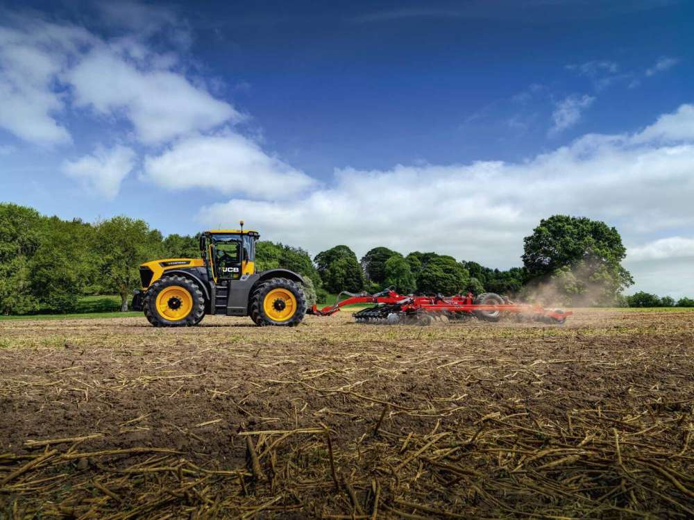 JCB представляет новые модели трактора Fastrac