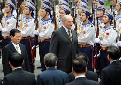 Лукашенко предлагает трактора Вьетнаму