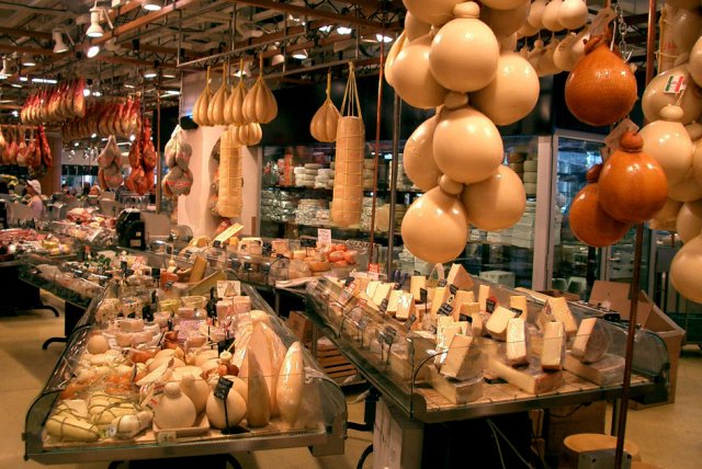 Более 100 сортов сыра общим весом свыше 50 тонн привезут российские фермеры в Москву на «Сырные дни»