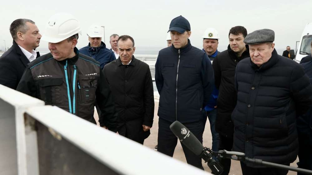 Денис Мантуров проинспектировал строительство перевалочного комплекса в порту Тамань