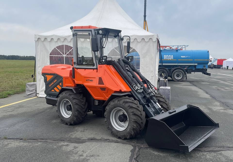 «Кургандормаш» представил универсальный мини-погрузчик Scarab-2500