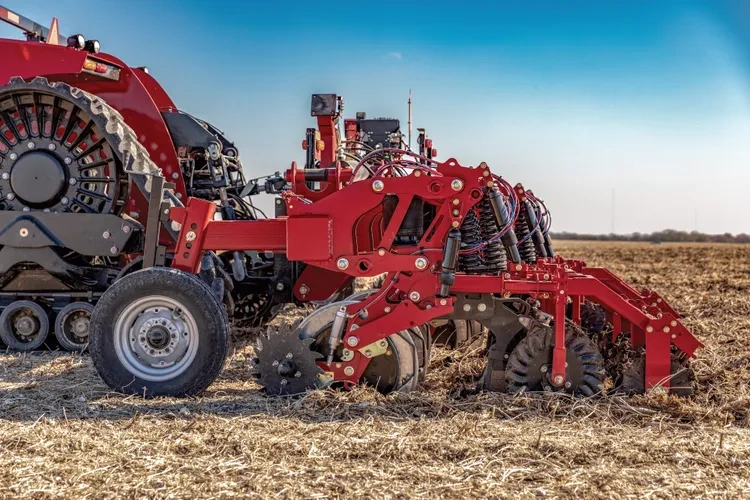 Case IH представил орудия с полным управлением полосовой обработкой из кабины