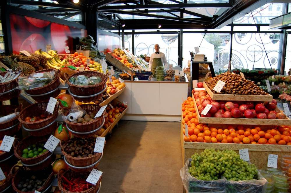 Размещение фруктов и овощей возле входа в магазины побуждает покупателей покупать более здоровую пищу