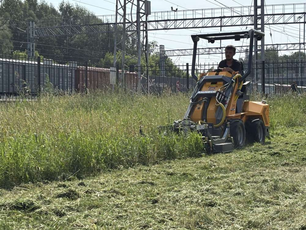 Baumech представил новый шарнирно-сочлененный мини-погрузчик в работе